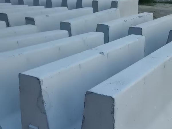 水泥隔离墩